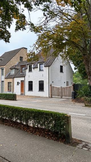 Karaktervolle woning in pastoriestijl met EPC A+<br /><br />Deze recente en hoogwaardig afgewerkte woning verenigt de tijdloze charme van pastoriestijl met hedendaags wooncomfort. De woning werd ontworpen met bijzondere aandacht voor energie-efficiëntie en beschikt over uitstekende isolatie, zonnepanelen en een EPC-label A+.<br /><br />De woning beschikt over drie slaapkamers en een praktische, doordachte indeling. Dankzij de grote raampartijen genieten de leefruimtes van een overvloed aan natuurlijk daglicht, wat zorgt voor een open en warme sfeer.<br /><br />De keuken vormt een stijlvolle blikvanger en werd uitgerust met hoogwaardige materialen en kwalitatieve toestellen.<br /><br />De badkamer werd smaakvol ingericht en beschikt over zowel een comfortabel ligbad als een ruime inloopdouche.<br /><br />Een absolute troef van deze eigendom is de uitzonderlijk ruime tuin. Het aanwezige bijgebouw biedt bovendien extra bergruimte en kan, afhankelijk van de behoefte, dienstdoen als hobbyruimte, atelier of praktische opslagruimte.<br /><br />De woning onderscheidt zich door haar tijdloze architectuur, hoogwaardige afwerking en aangename leefruimtes. Een instapklare eigendom voor wie op zoek is naar een karaktervolle woning met hedendaags comfort.<br /><br />Sterke troeven<br /><br />* EPC A+ – uitzonderlijk energiezuinig<br />* 30 zonnepanelen<br />* Uitstekende isolatie<br />* Tijdloze architectuur in pastoriestijl <br />* Instapklaar<br />