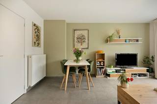 Welkom in de Emiel Van Hammestraat, waar wij u met veel enthousiasme dit prachtige en instapklare duplex appartement voorstellen. <br /><br />Wie op zoek is naar kwalitatief vastgoed om te kopen in Duffel, vindt hier ongetwijfeld zijn droomplek. <br />Dit aantrekkelijke pand, met bouwjaar 2011, is rustig gelegen op de tweede en derde verdieping van een verzorgd gebouw in het hart van de gemeente.<br /><br />Dit appartement staat te koop en blinkt uit door de grote hoeveelheid natuurlijke lichtinval en een slimme ruimtelijke inrichting. Het vormt een unieke kans voor wie een appartement wil kopen met een uitstekende bereikbaarheid. <br />Zowel het centrum van Duffel, het station als belangrijke verbindingswegen liggen op een boogscheut, wat uw dagelijkse verplaatsingen erg vlot maakt. <br />Bovendien kan u makkelijk parkeren in de straat, wat een enorme troef is op deze centrale locatie.<br /><br />De indeling van het appartement dat we u hier te koop aanbieden, is als volgt:<br /><br />Tweede verdieping:<br /><br />- Uitnodigende inkomhal<br />- Apart toilet<br />- Open keuken<br />- Lichtrijke leefruimte <br /><br />Derde verdieping:<br /><br />- Ruime slaapkamer met veel natuurlijk licht<br />- Goed uitgeruste badkamer<br />- Handige berging<br />- Toegang tot een zonnig terras van 7,2 m²<br /><br />Naast deze aangename leefruimtes beschikt dit pand tevens over een privatieve kelderberging voor extra opslagruimte. <br />De elektrische installatie, hoewel momenteel niet conform, wordt nog volledig in orde gebracht door de huidige eigenaar. <br /><br />Wilt u dit unieke duplex appartement in Duffel komen bezichtigen? Aarzel dan niet en neem vandaag nog contact op met Dewaele Mechelen om uw bezoek in te plannen. Tot snel!<br /><br />Bestuursmaatregelen in het maatregelenregister: nee