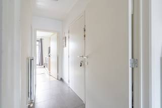 <div>
<div>In Residentie <strong>Weidezicht</strong> bevindt zich dit goed onderhouden en instapklare appartement, ideaal als starterswoning of interessante investering. Met een centrale ligging en een prachtig open uitzicht, de moeite waard om eens te komen kijken. <br /><br /></div>
<div>Het appartement beschikt over een inkomhal die toegang geeft tot de leefruimte van ca. 28 m². Een terras van ca. 6 m². <br />De open keuken ingericht met een keramische kookplaat, dampkap, oven, vaatwasser en spoelbak. Aansluitend bevindt zich een handige berging.<br /><br /></div>
<div>Verder omvat het appartement een slaapkamer van ca. 12 m² met rechtstreekse toegang tot een tweede terras van ca. 3 m². De badkamer is voorzien van een douche, toilet, lavabo in meubel en aansluitingen voor een wasmachine en droogkast.<br /><br /></div>
<div>Extra troeven zijn de inbegrepen <strong>ondergrondse autostaanplaats</strong> en <strong>privatieve berging</strong>, die reeds in de verkoopprijs zijn inbegrepen.</div>
<div>De residentie is rustig gelegen met vlotte verbindingen naar winkels, openbaar vervoer en belangrijke invalswegen. Een ideale combinatie van comfortabel wonen en een groene omgeving.<br /><br /></div>
<div><strong>Pluspunten:</strong></div>
<ul>
<li>Instapklaar appartement</li>
<li>Open zicht over natuur en akkerland</li>
<li>Twee terrassen</li>
<li>Ondergrondse autostaanplaats inbegrepen</li>
<li>Privatieve berging inbegrepen</li>
<li>Ideaal voor starters of investeerders</li>
<li>Gunstige centrale ligging met goede bereikbaarheid</li>
</ul>
<div><strong>Bel voor een afspraak 03 240 11 99 of mail wuustwezel@immopoint.be</strong>.</div>
</div>