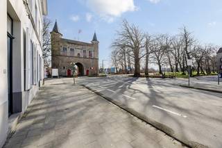 Een ruim handelspand met FRONTAAL zicht op de GENTPOORT, van een unieke locatie gesproken! Dit pand, dat voorheen als BRASSERIE werd uitgebaat,...