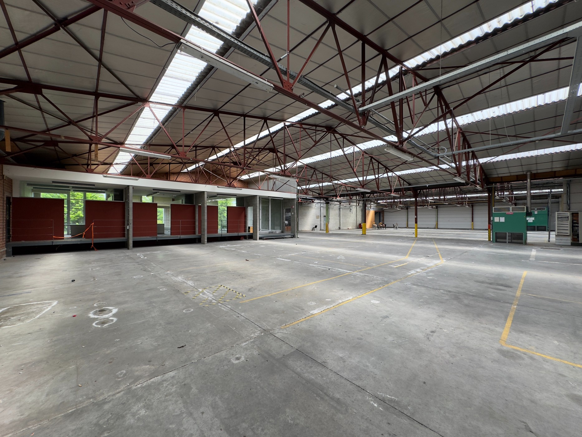 Bedrijfsgebouw met magazijn 1.888m² en kantoor 323 m² te Meulebeke - foto 4