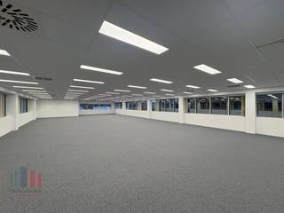Zeer goed bereikbare kantoren van 575 m² te huur, ideaal gelegen dankzij de directe aansluiting met de R4 op slechts 1 km afstand. Deze...