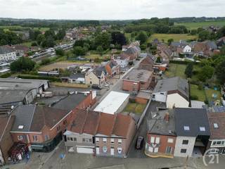 Gelegen in het centrum van Moerbeke, stellen wij u deze op te frissen woning voor met zuid gerichte tuin en garage op 1are61. Deze woning bestaat...