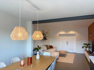 Op een praktische en leuke locatie in Merksem, tussen de Bredabaan en het Kroonplein, bevindt zich dit éénslaapkamer-appartement van 83 m² op de tweede en hoogste verdieping van een kleinschalig gebouw met slechts 3 wooneenheden (geen lift). Indeling & troeven: volledig ingerichte open keuken met inductiekookplaat, oven, microgolfoven, vaatwasser en koelkast • vloerverwarming op gas • Gezellige doorloop: De woonkamer staat via een dubbele schuifdeur in verbinding met de slaapkamer. Dit geeft een extra ruimtelijk gevoel en lichtinval langs de voor- en achterzijde van het appartement. • badkamer met inloopdouche, lavabo en toilet, aansluitend op een praktische dressing • aansluiting voor eigen wasmachine aanwezig • gemeenschappelijke wasruimte in de kelder met wasmachine, droogkast, diepvries en extra bergruimte • terras achteraan met bijkomende berging • kleine voortuin met fietsenrek • winkels, supermarkten, horeca en openbaar vervoer op wandelafstand (Mobiscore 9,1/10). Huurprijs: €925/maand • algemene kosten: €50/maand (inclusief waterverbruik) • gas en elektriciteit individueel af te sluiten • beschikbaar vanaf november • huisdieren niet toegelaten. Meer foto's beschikbaar op aanvraag. Interesse of vragen? Mail naar appartementmerksem@hotmail.com.