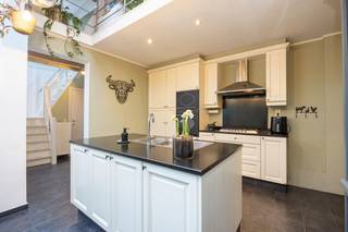 Hoogwaardig afgewerkt herenhuis met 4 slaapkamers en een onderhoudsvriendelijke stadstuin gelegen nabij het centrum van Turnhout. EPC 321 kWh/m²...