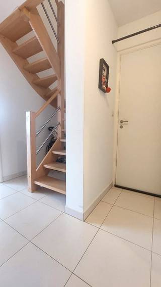 Op zoek naar een instapklaar appartement op een boogscheut van zee en strand?<br /><br />Dit ruime duplex appartement van 85 m² bevindt zich op de 3de en 4de verdieping van een verzorgd gebouw met lift,<br />in het hart van Bredene Duinen direct nabij strand, tramhalte, winkels en het marktplein liggen allemaal op wandelafstand.<br /><br />Voorzien van een inkomhal met gastentoilet.<br />Gezellige & lichtrijke woonkamer met directe aansluiting op het zonnige terras.<br />De open keuken in landelijke stijl is volledig uitgerust en sluit aan op een praktische berging met was aansluiting.<br /><br />Op de bovenverdieping bevinden zich twee slaapkamers, een tijdloze badkamer met ligbad/douche combinatie en dubbel lavabomeubel,<br />een tweede apart toilet en een ruime nachthal die perfect dienst kan doen als bureau of extra hobbyruimte.<br /><br />Extra troeven zijn de twee extra privatieve bergingen (één op het gelijkvloers en één naast het appartement),<br />een gemeenschappelijke fietsenberging.<br /><br />Er is een blanco elektrische keuring en een asbestveilig attest.<br />Het appartement behaalt een EPC-label C (258 kWh/m²/jaar).<br /><br />Interesse? Neem vandaag nog contact op voor een bezoek en ontdek zelf de ruimte,<br />het comfort en de uitstekende ligging van dit prachtige appartement.<br />