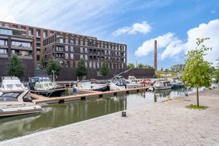 <strong>2-slaapkamerappartement in Residentie Pontoon – Quartier Bleu, Hasselt</strong><br /><br />Ontdek appartement L20.103 (oppervlakte 135 m²) op de eerste verdieping van de stijlvolle Residentie Pontoon.<br />Dit ruime en lichtrijke appartement beschikt over een ruim terras van ca. 13 m² met een schitterend zicht op de jachthaven – de perfecte plek om te genieten van rust en zon.<br />De indeling omvat een inkomhal met gastentoilet, een berging, een badkamer met bad, een extra douchekamer, twee slaapkamers en een aangename leefruimte met open keuken en grote raampartijen die uitgeven op het terras.<br /><br />Het appartement is uitgerust met vloerverwarming en een energiezuinige warmtepomp.Je wagen parkeer je vlot en veilig in de ondergrondse parkeergarage.<br /><br />Bij elk appartement hoort een autostaanplaats en/of garagebox (verplicht aan te kopen). Het appartement is volledig afgewerkt (incl. schilderwerken) en dus instapklaar. <br /><br /><strong>Meer info of een bezoek? </strong>Contacteer vrijblijvend onze sales consultants Inge Vancluysen of Marisa Marasco via 011 41 33 23.
