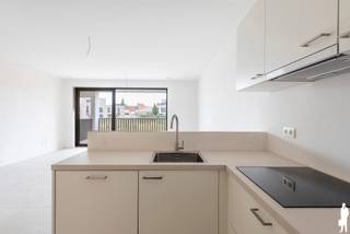 <p><strong>DEZE ZOMER NOG UW NIEUWE THUIS IN RESIDENTIE TAMBOER? <br /></strong><strong>De werken zijn in volle uitvoering, en de oplevering wordt verwacht rond september '26. <br /><br />Tamboer– Een gezellig thuis om buitengewoon te leven.<br /></strong>In het bruisende hart van Turnhout, waar geschiedenis en stadsleven elkaar ontmoeten, verrijst op dit moment <strong>Residentie Tamboer: </strong>Een stijlvolle nieuwbouwresidentie die naam en inspiratie ontleent aan de tamboer: de trommelaar die het ritme aangeeft en de stoet voorgaat. Net als de tamboer, zet dit project de toon voor modern en comfortabel stadswonen.</p>
<p><strong>De maat van het stadsleven<br /></strong>Residentie Tamboer ligt binnen de ring van Turnhout, omringd door water, groen, en wandelpaden. Alles wat Turnhout te bieden heeft, bevindt zich op wandelafstand: van de Grote Markt, tot het Stadspark. Hier woont u middenin het kloppende hart van de stad, zonder in te boeten op rust en privacy.</p>
<p><strong>Architectuur met karakter<br /></strong>Het ontwerp combineert eigentijdse lijnen met warme materialen en groene gevels, waardoor het gebouw naadloos aansluit bij de levendige stadsomgeving. Grote ramen zorgen voor overvloedig daglicht en een open gevoel, en op de échte leefterrassen wordt het heerlijk vertoeven. Elk appartement is doordacht ingedeeld, met aandacht voor ruimte, comfort en energie-efficiëntie.</p>
<p><strong>Troeven op een rij<br /></strong><strong>Centrale ligging</strong> – op enkele stappen van winkels, horeca en openbaar vervoer<br /><strong>Moderne afwerking</strong> – kwalitatieve materialen en tijdloos ontwerp<br /><strong>Energiezuinig wonen</strong> – lage energiekosten en toekomstgerichte technieken<br /><strong>Privé buitenruimte</strong> – Een écht leefterras bij elk appartement<br /><strong>Ondergrondse parkeermogelijkheid én grote fietsenstalling</strong></p>
<p><strong>Leef mee op het ritme van Turnhout</strong><br />Of u nu houdt van het levendige stadsleven of van rustige momenten thuis: in Residentie Tamboer bepaalt u zelf het tempo. Dit is dé kans om te wonen of investeren op een locatie waar comfort, stijl en stadsdynamiek samenkomen. <br /><br /><strong>Oppervlaktes en prijzen</strong><br />Er zijn verschillende appartementen, met keuze uit <strong>2 of 3 slaapkamers en riante (hoek)terrassen.</strong> Oppervlaktes beginnen vanaf 89m² en gaan tot 121m², telkens exclusief de ruime terrassen tot maar liefst 61m². <strong>Prijzen starten in deze fase vanaf € 271.400,</strong> excl. parking en aankoopkosten. <br /><br /><strong><span>Inmiddels is ook fase 2 gelanceerd:</span> Hier starten de prijzen vanaf € 227.900 voor oppervlaktes vanaf 69 m², </strong>exclusief parking en aankoopkosten. Een aantal appartementen zijn uitermate geschikt als <strong>investering</strong>. En ook <strong>starters </strong>of <strong>alleenstaanden </strong>vinden hier zeker hun ding.</p>
<p><strong>Wie is de projectontwikkelaar?</strong> DC Belgium is al decennia een toonaangevende ontwikkelaar. Zij behoren tot de top van de Belgische vastgoedontwikkelaars en staan voor betaalbare kwaliteit, een gevarieerd woonaanbod en veel aandacht voor groen. Deze jarenlange ervaring garandeert gemoedsrust: U bent verzekerd van een persoonlijke begeleiding doorheen het volledige aankoopproces en een afwerking tot in de puntjes.<br /><strong><span><br /><span>U geniet bij uw aankoop een volledige wettelijke bescherming dankzij de Wet Breyne (woningbouwwet). We lichten dit graag persoonlijk toe, of u kan alvast meer informatie nalezen via www.deboerenpartners.be/wet-breyne </span></span><br /><br /></strong></p>