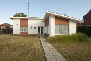 Te renoveren open bebouwing met 3 slaapkamers en ruime tuin in een rustige buurt. Kort bij treinstation, scholen, wandel- en fietsroutes (Fort van Kessel, Kesselse Heide en de kanaaldijken). Op een perceel van 550 m² met ruime tuin.<br />Indeling: inkomhal, lichtrijke woonkamer, te installeren keuken, berging, wasplaats (WM/DK), 3 slaapkamers en badkamer met ligbad, toilet en lavabo.De garage biedt plaats voor één wagen. De oprit biedt plaats voor 2 extra wagens. De tuinzones werden onderhoudsvriendelijk aangelegd.<br />Kenmerken: <br />+ renovatieproject; <br />+ uitstekend gelegen; <br />+ alles gelijkvloers; <br />+ ruime tuinzone; <br />+ renovatieverplichting;.<br />Deze karaktervolle woning biedt vele mogelijkheden voor iedereen die niet bang is om de handen uit de mouwen te steken en te renoveren. <br />Bekijk deze woning reeds via onze 360°-tour op www.avantivastgoed.be<br />Benieuwd wat deze woning te bieden heeft? Contacteer 0479 01 00 00 of mail naar info@avantivastgoed.be