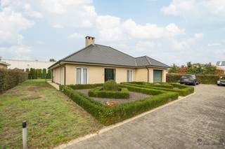 <p><span>Rustig wonen, genieten van ruimte en comfort, met een prachtige tuin als extra troef!</span></p><p><span>Deze verzorgde, vrijstaande bungalow bevindt zich in een aangename en rustige residentiële woonomgeving, op een royaal perceel van maar liefst 1.641 m². <br />Bij het betreden van de woning komt u terecht in een uitnodigende inkomhal die toegang biedt tot de verschillende vertrekken. De lichtrijke leefruimte vormt het hart van de woning en biedt voldoende plaats voor een gezellige zithoek en een ruime eetplaats. De sfeervolle haard zorgt voor extra gezelligheid. Aansluitend bevindt zich de volledig ingerichte keuken, voorzien van ingebouwde toestellen, veel kastruimte en een praktische ontbijthoek.<br />De bungalow beschikt over twee volwaardige slaapkamers en een badkamer uitgerust met een ligbad, douche en wastafelmeubel.</span></p><p><span>Daarnaast biedt de woning heel wat extra functionaliteit dankzij de afzonderlijke wasruimte, een ruime kelder en een bijzonder grote zolder, die tal van mogelijkheden biedt voor opslag of een eventuele extra slaapkamer, mits de nodige vergunningen.</span></p><p><span>Ook buiten heeft deze eigendom heel wat te bieden. De uitzonderlijk ruime tuin vormt een heerlijke plek om in alle rust te ontspannen, te tuinieren of te genieten van het buitenleven. Het terras sluit mooi aan op de woning en biedt uitzicht op het groen.</span></p><p><span>De inpandige garage en de ruime oprit met meerdere parkeerplaatsen zorgen voor bijkomend comfort.</span></p><p><span>Met een EPC-label C beschikt deze woning bovendien over een gunstige energiescore.</span></p><p><span>De belangrijkste troeven:</span></p><ul><li><span>Vrijstaande bungalow in rustige residentiële omgeving</span></li><li><span>Prachtig perceel van 1.641 m²</span></li><li><span>Volledig gelijkvloers wooncomfort</span></li><li><span>Twee ruime slaapkamers & mogelijkheid tot 3de slaapkamer op zolder</span></li><li><span>Lichtrijke leefruimte met sfeervolle haard</span></li><li><span>Volledig ingerichte keuken</span></li><li><span>Afzonderlijke wasruimte</span></li><li><span>Ruime kelder en grote zolder</span></li><li><span>Inpandige garage en meerdere parkeerplaatsen</span></li><li><span>Grote tuin met terras en veel privacy</span></li><li><span>EPC-label C</span></li></ul><p><span>Een unieke opportuniteit voor wie op zoek is naar rustig en comfortabel gelijkvloers wonen, met bijzonder veel ruimte binnen én buiten.</span></p><p><span>Ontdek zelf de mogelijkheden en de charme van deze eigendom tijdens een bezoek!</span></p><p><span> </span></p><p><span>Bekijk ook onze visuele tour: <span>https://web-player.walkly.app/VoT9ChdTkk3ayg4RKdVj/3UlrihYDCU0QlhkcMGDe/ww/public</span></span><span> </span></p>