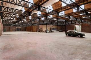 Dit unieke commercieel eigendom (lot 2) is gelegen langs een parallelweg naast de R8, de ringlaan rond Kortrijk, in Harelbeke. Met een...
