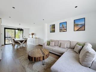 <p>Instapklare, volledig gerenoveerde woning op een rustige ligging, bestaande uit een ruime inkomhal met apart toilet, gezellige leefruimte met eet-en zithoek, volledig uitgeruste open keuken met 2 grote schuiframen, praktische was/bergplaats/garage, ruime kelder en een private tuin met groot aangelegd terras en tuinberging.</p>
<p>Op de 1<sup>ste</sup> verdieping zijn er 3 volwaardige slaapkamers, nachthal met afzonderlijk toilet, ruime badkamer (inloopdouche, lavabo en ligbad) en een vaste trap naar de 2<sup>de</sup> verdieping waar er de mogelijkheid is om nog meerdere slaapkamers te maken</p>
<p>Extra troeven:</p>
<ul>
<li>Energiezuinig (A-label)</li>
<li>Voorzien van 7 zonnepanelen</li>
<li>Waterverzachter</li>
<li>Droge kelder</li>
<li>Parkeergelegenheid voor de woning</li>
<li>In de nabijheid van scholen, winkels, het centrum en openbaar vervoer.</li>
<li>Instapklaar</li>
<li>Ruime woning</li>
<li>Laadpaal in de garage</li>
<li>5 min. wandelafstand tot aan de leie</li>
</ul>
Uiterlijk 9/3/2027 beschikbaar (in overleg)<br />
<p>Deze woning is te koop ZONDER makelaar via het concept van Smart Houses! Verdere inlichtingen of bezoek? Contacteer rechtstreeks de eigenaar via 0470/86.36.97.</p>