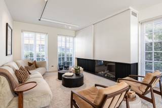 Uiterst aangename woning met een luxueuze afwerking gelegen te Valkenerf, nabij Duinenwater. 

Indeling:
Inkomhal met vestiaire en gastentoilet, ruime woonkamer (met gashaard) aansluitend op de mooi aangelegde tuin, eetkamer en volledig geëquipeerde open keuken. 
Op de eerste verdieping bevindt zich de master bedroom met een eensuite badkamer en een dressing. Tweede slaapkamer met een dressing en een douchekamer. Derde slaapkamer (momenteel in gebruik als bureau/TV-ruimte. Apart toilet in de hal. 
Op de tweede verdieping bevindt zich de vierde slaapkamer met een eigen douchekamer. Technische ruimte en wasplaats. 
Inpandige garage en een staanplaats aan de woning. 

Zeer hoogwaardige afwerking in de volledige woning en voor zien van alle comfort. 

