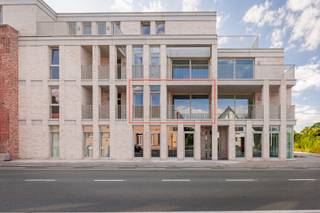 Gelieve steeds te bellen voor een bezoek of meer info: 0485/321.842. <br /><br />In het mooie project 'de Kloostertuin', bevindt zich thv het dorp dit appartement op de eerste verdieping van het nieuw gebouwde deel. De voorkant kijkt uit over het dorp van Zaffelare, de achterkant heeft een mooi zicht op de aangelegde binnentuin van het project. Er zijn slechts 2 appartementen op het verdiep aanwezig en een rechtstreekse lift naar de ondergrondse garage waar de autostaanplaats zich bevindt. Het appartement is professioneel geschilderd, de verlichting is opgehangen en de rails voor gordijnen aan de grote raampartijen, hangen klaar. De leefruimte is ruim en licht en biedt plaats aan een zithoek, eetplaats en de open keuken, er is een aparte berging, badkamer met dubbele lavabo en douche, apart toilet een een grote slaapkamer. Een absolute troef is de aanwezigheid van 2 grote terrassen: er is een terras aan de straatzijde van 13,5m2, waarvan een deel overdekt en afsluitbaar, een 2de terras van 11,3m2 bevindt zich achteraan aan de tuinzijde. De slaapkamer heeft een oppervlakte van 16,5m2 met een duidelijke uitsparing voor een grote kleerkast. Er is een ventilatie D-systeem en de verwarming gebeurt met een warmtepomp waar 2 zonnepanelen van in totaal 870W bijdragen in het verbruik. Perfect instapklaar appartement, ideaal voor iemand alleen of een koppel!