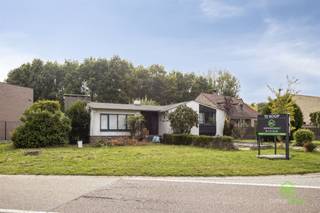 <p><span>In de Bloemendaalstraat ter hoogte van nummer 11 vinden we deze splitlevel, open bebouwing op een perceel van 7a 52ca terug.<br />Via de nabijgelegen Grote Baan is er een snelle en goede verbinding met de E314. </span></p><p><span>De woning is op anderhalve kilometer van het centrum van Halen gelegen, waardoor een basisschool, verschillende supermarkten, enz op wandelafstand zijn gelegen. <br /><br />Bij het betreden van de woning komen we in de ruime inkomhal binnen. Van hieruit is er toegang tot de woonkamer met eetkamer, de keuken, het apart toilet, de 3 slaapkamers en de badkamer. </span></p><p><span>Verder geeft de inkomhal ook toegang tot de kelder, hier is een inpandige garage en een wasplaats voorzien.</span></p><p><span> </span></p><p><span>Pluspunten:</span></p><p><span>- centrale ligging</span></p><p><span>- verschillende mogelijkheden qua renovatie</span></p><p><span>- onderkelderd</span></p><p><span> </span></p><p><span>De vermelde bewoonbare oppervlakte is de netto-oppervlakte van de woning met uitzondering van de kelder.</span></p><p><span> </span></p>