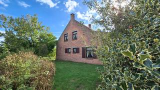 Vrijstaande woning met magazijn op ruim perceel van 3.322 m²
Op een rustige locatie in het groen, net buiten het centrum van Rijkevorsel, bevindt zich deze vrijstaande woning met achterliggend magazijn op een perceel van maar liefst 3.322 m².
Wie houdt van ruimte, privacy en een landelijke omgeving voelt zich hier meteen thuis. De woning werd gebouwd in 1986 en biedt een praktische indeling met alle woonvertrekken op het gelijkvloers. U beschikt over een inkomhal, ruime leefruimte, keuken, veranda met zicht op de tuin, badkamer, twee slaapkamers, wasruimte en berging.
Daarnaast beschikt de woning over een ruime, onafgewerkte zolder die nog extra mogelijkheden biedt voor wie bijkomende ruimte wenst te creëren.
Een van de grootste troeven van dit eigendom is zonder twijfel het achterliggende magazijn van circa 275 m². Samen met het ruime perceel zorgt dit voor een eigendom dat zich onderscheidt door zijn omvang en veelzijdigheid.
De woning bevindt zich in een rustige landbouw omgeving waar rust en openheid centraal staan. Tegelijk liggen het centrum van Rijkevorsel, winkels, scholen en openbaar vervoer op korte afstand.
Deze eigendom biedt een unieke opportuniteit voor kandidaten die op zoek zijn naar een perceel met veel ruimte, een vrijstaande woning en een ruim bijgebouw op een groene locatie.
Troeven:
✔️ Vrijstaande woning op een perceel van 3.322 m²
✔️ Achterliggend magazijn van ca. 275 m²
✔️ Rustige en groene ligging
✔️ 2 slaapkamers op het gelijkvloers
✔️ Veranda met zicht op de tuin
✔️ Ruime onafgewerkte zolder
✔️ Voldoende parkeergelegenheid op eigen terrein
✔️ Centrum Rijkevorsel op slechts 2 km
Belangrijke informatie:
De woning verkeert in een minder goede staat van onderhoud en dient gemoderniseerd te worden.
Het eigendom is gelegen in agrarisch gebied en wordt momenteel beschouwd als een landbouw-/bedrijfswoning. De woning stemt volgens de beschikbare informatie niet volledig overeen met de vergunde plannen.