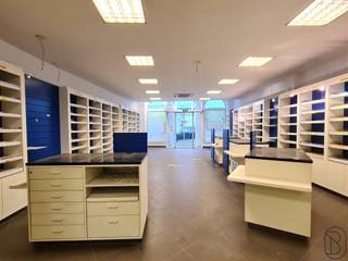 COMMERCIEEL gelegen HANDELSPAND met WOONST! Topgelegen in het CENTRUM van LESSINES. Enorm veel potentieel. Grote HANDELSRUIMTE met...