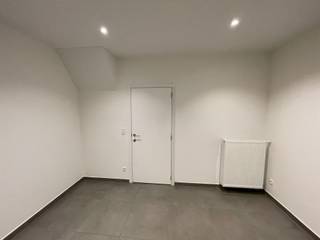 <p><span>Rustig gelegen moderne woning : inkom, living, open ingerichte keuken met vaatwas, koelkast, oven, kookplaten, microgolf, groot terras, tuin, tuinhuis, garage met automatische poort, badkamer, 3 slaapkamers, zolder. EPC B 164 kWh/m² Vrij op 1/12/2026. Voor info of bezoek, bel 056.21.58.00 of www.immo-lvb.be, naar pand gaan en online bezoek inplannen.</span></p>