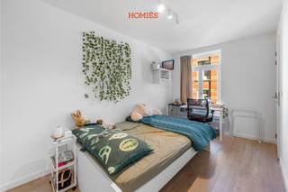 Op een steenworp van de Leuvense markten vindt u deze moderne studentenkamer van ca. 16 m², gelegen aan de voorzijde van het gebouw op de tweede verdieping. De combinatie van centrale ligging en kwalitatieve afwerking maakt dit een bijzonder aantrekkelijke unit. De kamer is bemeubeld met bed, bureau met bureaustoel, kleerkast en een ingebouwde ontbijtblok met koelkast en microgolfoven. Elke unit beschikt over een eigen badkamer met douche, lavabo en toilet. Bewoners genieten bovendien van een gemeenschappelijke keuken met berging en een inpandige fietsenstalling. Perfect als veilige investering in een blijvend sterke studentenmarkt. Heeft u vragen of zou u graag een bezoek inplannen? Aarzel dan niet om ons te contacteren via info@homies.be of via 016 22 82 22. HOMIÉS, an Eye for Immo. 