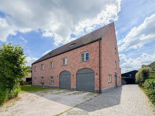 <br /><br />UITZONDERLIJKE NIEUWBOUWVILLA, gebouwd in 2015, waar LUXE, RUIMTE en FUNCTIONALITEIT naadloos samenkomen. Gelegen op een STRATEGISCHE LOCATIE in Kalken, met een VLOTTE VERBINDING naar de E17, E40 en R4, vormt deze eigendom de IDEALE OPPORTUNITEIT voor wie op zoek is naar een combinatie van HOOGWAARDIG WONEN, ONDERNEMEN of INVESTEREN. Met een BEWOONBARE OPPERVLAKTE van ca. 741 m², aangevuld met een VOLLEDIG UITGERUST MAGAZIJN van ca. 638 m², biedt deze eigendom ONGEZIENE MOGELIJKHEDEN voor ZELFSTANDIGEN, VRIJE BEROEPEN, KANGOEROEWONEN, CO-HOUSING of het combineren van WONEN en WERKEN. De woning werd afgewerkt met KWALITATIEVE MATERIALEN en voorzien van alle HEDENDAAGSE COMFORT. Dankzij het GUNSTIG EPC-label A geniet u bovendien van een UITERST ENERGIEZUINIGE en TOEKOMSTGERICHTE WOONERVARING.<br />De indeling gaat als volgt: via de inkomhal betreedt u de ruime en lichtrijke leefruimte, die dankzij grote raampartijen naadloos aansluit op de zuidgerichte tuin en het zonnige terras. Aansluitend bevinden zich de ruime ingerichte keuken, de eetplaats en de gezellige zithoek. Op het gelijkvloers vindt u eveneens een wasplaats, berging, gastentoilet, masterbedroom met dressing en ensuite badkamer, aangevuld met verschillende polyvalente ruimtes die perfect kunnen worden ingericht als bureau, praktijkruimte of extra slaapkamer. De bovenverdiepingen bieden een uitzonderlijk ruim woonvolume met meerdere leefruimtes, keukens, slaapkamers, badkamers, een mezzanine en een ruim dakterras. Hierdoor leent deze eigendom zich perfect voor uiteenlopende woonvormen of een combinatie van privé- en professionele activiteiten. Bovendien werd reeds een liftkoker voorzien, waardoor de installatie van een lift eenvoudig mogelijk is.<br />Verder beschikt deze villa over een volledig uitgerust magazijn van ca. 638 m² wat een absolute meerwaarde vormt voor opslag, atelieractiviteiten of andere professionele toepassingen.<br /><br />Adres: Gaverstraat te Kalken<br /><br />EPC: Label A; G-score en P-score A; Geen renovatieverplichting van toepassing; Bestuursmaatregelen in het maatregelenregister: Neen; Beschikbaar bij akte.