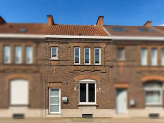 CENTRAAL GELEGEN STADSWONING met 3 VOLWAARDIGE SLAAPKAMERS en een GEZELLIGE STADSTUIN, op WANDELAFSTAND van het CENTRUM van Oudenaarde. Dankzij de GUNSTIGE LIGGING bevinden winkels, scholen, openbaar vervoer en andere voorzieningen zich BINNEN HANDBEREIK, waardoor deze woning een UITSTEKENDE BASIS vormt voor STARTERS en GEZINNEN. Met haar RUIME ZOLDERVERDIEPING en BETAALBAAR KARAKTER biedt deze eigendom, mits RENOVATIE alle mogelijkheden om uit te groeien tot een HEDENDAAGSE GEZINSWONING volledig afgestemd op uw EIGEN SMAAK EN WENSEN.<br />De indeling gaat als volgt: via de inkomhal betreedt u de ruime woonkamer. Aansluitend bevinden zich de halfopen keuken, een ruime kelder, de badkamer en een veranda met apart toilet en praktische berging. Op de 1ste verdieping geeft de nachthal toegang tot 3 volwaardige slaapkamers. Via een vaste trap bereikt u de ruime zolderverdieping, die tal van mogelijkheden biedt voor het creëren van extra slaapkamers, een hobbyruimte of een thuiskantoor.<br />Buitenshuis geniet u van een gezellige stadstuin met een ruim terras en een tuinhuis, waar u in alle rust kan ontspannen.<br /><br />Adres: Galgestraat 34 te Oudenaarde<br /><br />EPC: 362kWh/m²; G-score en P-score B; Renovatieplicht niet van toepassing; Bestuursmaatregelen in het maatregelenregister: Neen; Beschikbaar bij akte.