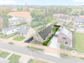 Deze verzorgde alleenstaande woning is gunstig gelegen in Ichtegem, op korte afstand van scholen, openbaar vervoer, winkels en andere dagelijkse voorzieningen. De woning bevindt zich op een ruim en gunstig georiënteerd perceel en beschikt over een aangelegde, zuidgerichte tuin, een ruime oprit met meerdere parkeerplaatsen én een aparte gemetste garage.<br /><br />Via de inkomhal betreedt u de gezellige leefruimte met houtkachel. Aansluitend bevindt zich de vernieuwde en volledig geïnstalleerde keuken, met daarnaast een praktische koele berging.<br />Op het gelijkvloers vindt u verder een bureauruimte die eveneens perfect dienst kan doen als slaapkamer, een ruime volwaardige slaapkamer, badkamer, afzonderlijk toilet en een praktische werk- en bergruimte. Hierdoor biedt de woning ook interessante mogelijkheden voor wie grotendeels gelijkvloers wenst te wonen.<br /><br />De eerste verdieping omvat twee volwaardige slaapkamers en een apart toilet, waar voldoende ruimte aanwezig is om bijkomend een douche te installeren. Daarnaast beschikt de woning over een ruime zolder die verder kan worden ingericht als vijfde slaapkamer, hobbyruimte of royale masterbedroom.<br /><br />De combinatie van een praktische indeling, veel ruimte, een mooie tuin en ruime parkeermogelijkheden maakt deze woning bijzonder interessant voor gezinnen die op zoek zijn naar comfortabel wonen in een rustige omgeving.<br /><br />Troeven:<br />- Geen renovatieverplichting<br />- Alleenstaande woning<br />- Ruim en zuidgericht perceel<br />- Aangelegde tuin<br />- Aparte gemetste garage<br />- Meerdere autostaanplaatsen op eigen terrein<br />- Mogelijkheid tot 5 slaapkamers<br />- Mogelijkheid tot grotendeels gelijkvloers wonen<br />- Verzorgde en praktische woning<br /><br />Op zoek naar een ruime woning met tuin en tal van mogelijkheden in Ichtegem? Contacteer Vastgoed Sinnaeve en plan uw bezoek ter plaatse.