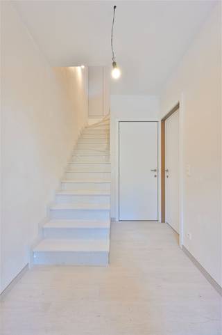 <p><span>Op zoek naar een recente nieuwbouwwoning waar hedendaags wooncomfort, energiezuinigheid en een aangename ligging samenkomen? In een rustige en residentiële omgeving in Schriek bevindt zich deze stijlvolle ééngezinswoning, recent opgetrokken volgens de huidige normen en uitgerust met moderne technieken. Dankzij de doordachte indeling, drie slaapkamers, aangename tuin en carport vormt deze woning een ideale thuis voor wie comfortabel en zorgeloos wil wonen.</span></p><p><span>Bij het betreden van de woning komt u binnen in de inkomhal met apart gastentoilet. Van hieruit bereikt u de lichtrijke leefruimte met open keuken, die samen het centrale hart van de woning vormen. De keuken is volledig uitgerust met de nodige toestellen en sluit mooi aan bij de eet- en zithoek. Grote raampartijen zorgen voor een aangename natuurlijke lichtinval en creëren een mooie verbinding met de tuin. Aansluitend aan de keuken bevindt zich een praktische berging, terwijl een afzonderlijke technische berging bijkomende opbergmogelijkheden biedt.</span></p><p><span>Op de eerste verdieping geeft de nachthal toegang tot drie volwaardige slaapkamers. Daarnaast beschikt deze verdieping over een afzonderlijke berging met aansluitingen voor wasmachine en droogkast en een apart toilet. De badkamer is ingericht met een badkamermeubel en een ligbad met douchewand, waardoor ook hier functionaliteit en comfort centraal staan.</span></p><p><span>Ook buiten wordt de woning mooi en compleet afgewerkt. De privatieve tuin beschikt over een aangename terraszone en zal volledig worden omheind, zodat u hier volop van de nodige privacy kunt genieten. Daarnaast is reeds een plateau voorzien waarop, indien gewenst, optioneel een tuinhuis kan worden geplaatst om het geheel volledig af te werken. De carport biedt een comfortabele parkeerplaats bij de woning en is bovendien voorzien op de plaatsing van een laadpaal.</span></p><p><span>Ook op energetisch vlak is deze recente woning helemaal klaar voor de toekomst. De woning werd geïsoleerd volgens de huidige normen en is uitgerust met vloerverwarming in combinatie met een warmtepomp. Zonnepanelen dragen verder bij aan een energiezuinig verbruik. Daarnaast is er een regenwaterput voorzien, waarmee ook op het vlak van watergebruik wordt ingezet op hedendaags en duurzaam wooncomfort.</span></p><p><span>De rustige ligging in Schriek vormt daarbij een bijkomende troef. U woont hier aangenaam en residentieel, terwijl het centrum van Schriek en de nodige winkels, scholen en andere dagelijkse voorzieningen vlot bereikbaar zijn. Ook omliggende gemeenten en belangrijke verbindingswegen zijn makkelijk te bereiken, waardoor rustig wonen hier hand in hand gaat met een goede bereikbaarheid.</span></p><p><span>Deze woning combineert energiezuinig wonen, een praktische indeling en hedendaags comfort met een rustige ligging in Schriek. Kom samen deze woning met ons ontdekken. Contacteer Dupont Vastgoed via 015/15 15 15 voor meer informatie of een bezoek ter plaatse.</span></p>