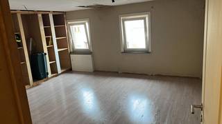 Deze woning is gunstig gelegen nabij het centrum van Herzele, in de buurt van winkels, scholen en openbaar vervoer.Bij het binnenkomen bevindt zich...