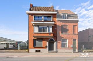 Instelprijs €399.000, iedereen heeft de mogelijkheid om een bod te doen. Dit zal voorgelegd worden aan de eigenaars, deze hebben de keuze om het bod al dan niet te aanvaarden.<br />Het bod kan uitgebracht worden tot uiterlijk vrijdag 10/12/2025 tot 12:00 uur.<br /><br />Bij de afrit van de autosnelweg huisvest zich deze unieke eigendom. Gelegen op een perceel met een totale oppervlakte van 2139 m², met 780 m² aan loodsen, een showroom, een bungalow woning op huisnummer 362 en een halfopen bebouwing met huisnummer 364.<br /><br />De bungalow woning bestaat uit een inkomhal, een lichtrijke leefruimte met open keuken, 2 volwaardige slaapkamers en een badkamer. Verder is deze voorzien van een aangename tuin en een praktisch tuinhuis. <br /><br />De halfopen bebouwing is volledig te renoveren en opnieuw in te delen, de benedenverdieping is momenteel een opslagruimte van 275 m². <br /><br />De showroom omvat 200 m² met aaneensluitend een bureel van 60 m² en een loods van 310 m². <br /><br />Troeven:<br />* Perceel 2139 m²<br />* 780 m² Aan loodsen<br />* Showroom <br />* Bungalow woning<br /><br />Interesse? plan zeker een afspraak in!