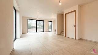 <p>Bij ImmoFusion 7/7 “open huis” : klik op onze 3D-TOUR.<br />Ervaar vastgoed alsof je er zelf doorloopt!<br /><br /></p>
<p>Welkom in deze prachtige energiezuinige nieuwbouwwoning gelegen te Moestuinstraat 13A, 3582 Koersel (Heusden-Zolder). Deze moderne woning combineert ruimte, comfort en duurzaamheid met een rustige ligging en groen uitzicht, terwijl alle voorzieningen zich op korte afstand bevinden.<br /><br /></p>
<p>De woning werd opgetrokken op een perceel van 4a04ca met een straatbreedte van 9,80 meter en beschikt over een bewoonbare oppervlakte van 136m². Zowel de voor-, zij- als achtertuin zijn volledig aangelegd, wat zorgt voor privacy en een verzorgde uitstraling.<br /><br /></p>
<p>Bij het betreden van de woning komt u in de inkomhal met plaats voor een vestiairekast en een apart gastentoilet. Van hieruit bereikt u de ruime open leefruimte waar eetkamer, woonkamer en keuken naadloos in elkaar overvloeien. Dankzij de vele grote raampartijen geniet u hier van een overvloed aan natuurlijk licht en een aangename connectie met de tuin en het terras aan de achterzijde.<br /><br /></p>
<p>De keuken is volledig nieuw en kan nog volledig naar eigen smaak gekozen worden. Er is een budget voorzien van €9.000 excl. btw, wat u de unieke kans geeft om uw droomkeuken volledig zelf samen te stellen.<br /><br /></p>
<p>Op de bovenverdieping bevinden zich vier volwaardige slaapkamers, een nachthal, een aparte toiletruimte en een moderne badkamer uitgerust met een dubbele lavabo en een inloopdouche. In totaal beschikt de woning over twee aparte toiletten: één beneden in de inkomhal en één boven.<br /><br /></p>
<p>Er is een vergunning voorzien voor het plaatsen van een tuinberging van 8m².</p>
<p>De woning is afgewerkt met aluminium ramen en deuren en beschikt over een plat dak.</p>
<p>Deze woning is uitzonderlijk energiezuinig met een E-peil 4 (!!) en een energie-label A.</p>
<p>Dit alles garandeert een uiterst laag energieverbruik en optimaal wooncomfort.<br /><br /></p>
<p>De woning is gelegen in een rustige omgeving met groen uitzicht, doch overal kortbij. U geniet hier van de perfecte combinatie tussen rust en bereikbaarheid.<br /><br /></p>
<p>Prijsberekening<br />- Grondwaarde: €95.000<br />- Registratierechten (12%): €11.400<br />- Constructiewaarde: €280.000<br />- BTW (21%): €58.800<br />Totaal aankoopprijs: €445.200 exclusief nuts en notariskosten.<br /><br /></p>
<ul></ul>
<p>Bijzonder aan deze aankoop is dat de grond onder registratierechten valt en de constructie onder het btw-stelsel.<br /><br /></p>
<p>Pluspunten:</p>
<p>- Nieuwbouwwoning<br />- 4 slaapkamers<br />- Energie-label A – E-peil 4<br />- Zonnepanelen goed voor 3.231kWh + warmtepompinstallatie (Buderus)<br />- Overal vloerverwarming<br />- Ventilatiesysteem D<br />- Volledig aangelegde en omheinde tuin<br />- Terras aan de achterzijde<br />- Vrije keuze keuken (budget voorzien)<br />- Rustige ligging met groen uitzicht<br />- Aluminium ramen en deuren<br /><br /></p>
<p>Voor een bezichtiging ter plaatse of meer info, bel ons op 078/78.78.70, of kom gewoon binnen op ons kantoor, steeds welkom!</p>