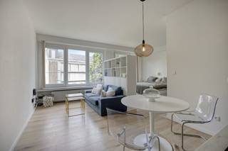 The ready-to-move-in studio is located in the cozy theater neighborhood. A perfect location for those who like to live centrally near, among other things, the Bird Market. The student neighborhood is also nearby. The proximity to public transport and major access roads ensure good accessibility to and from Antwerp. Numerous cozy restaurants and shops are in the immediate vicinity.<br /><br />The bright studio with a view of some greenery is located at the rear. The apartment has a living area of 36 m² with an ideal layout.<br /><br />Layout:<br />- entrance hall <br />- living space with lots of light through the full-width windows <br />- kitchen with all necessary appliances<br />- sleeping corner<br />- bathroom, walk-in shower, sink, toilet and connection for washing machine and dryer.<br /><br /> There is a communal bicycle shed in the building. <br /><br />This studio is offered for sale at a price of 199.000 Euro. <br /><br />Are you interested in an apartment or house for sale in Antwerp? Don't hesitate to contact us. <br />If you would like to sell your own property, please contact us for a free estimate, by phone at 03/206.76.76 or by email to antwerpen@dewaele.com.<br /><br />You can also always contact our office in Antwerp for all other questions about real estate!<br /><br />Register of measures: no