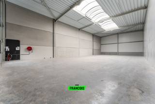 Ontdek de perfecte industriële ruimte die aan al uw eisen voldoet te Blankenberge. Het KMO park "Tintersweghe II" is gelegen kortbij een invalsweg dewelke een vlotte verbinding geeft met autosnelwegen. <br /><br />Het project bestaat uit 14 units, verdeeld over 2 bedrijfsverzamelgebouwen. Samenvoegen van meerdere units is mogelijk.<br /><br />Met een robuuste stalen constructie biedt deze faciliteit een solide basis.<br /><br />De gevelwanden zijn vakkundig vervaardigd met een stevige betonplint, waardoor uw bedrijf beschermd blijft tegen de elementen. De wanden bestaan uit geïsoleerde sandwichpanelen. Binnenin wordt de vloerplaat geïsoleerd en afgewerkt in gepolierd en gewapend beton, ontworpen om zelfs de zwaarste belastingen aan te kunnen.<br /><br />Het platte dak is voorzien van hoogwaardige isolatie en een centrale lichtstraat van dubbelwandige polycarbonaat platen.<br /><br />Bovendien biedt de ruime vrije hoogte van 6 meter onder de spanten een scala aan mogelijkheden voor uw bedrijfsactiviteiten, met zelfs de optie om een tussenverdieping te installeren.<br /><br />De geïsoleerde sectionale toegangspoort kan elektrisch geopend worden.<br /><br />Veiligheid staat voorop met een brandklasse C-certificering die voldoet aan de strengste normen, inclusief de installatie van een brandcentrale zonder extra kosten (inbegrepen in de aankoopprijs).<br /><br />Wat betreft nutsvoorzieningen, alles is al voorbereid voor een naadloze aansluiting op stadswater, elektriciteit (3 x 400V, 32A tot 63A) en internet. Elke unit beschikt over een afzonderlijke teller en een gescheiden rioleringsstelsel voor regenwater en afvalwater, compleet met een 5000-liter regenwaterput per unit.<br /><br />Als kers op de taart beschikt elke unit over zijn eigen privatieve parkeerplaatsen inbegrepen in de prijs.<br /><br />Prijzen excl. 21% BTW (volledig recupereerbaar, géén verkooprechten).<br /><br />Oplevering voorzien in Q1 2025.<br /><br />Mis deze unieke kans niet om uw bedrijf te vestigen in een state-of-the-art faciliteit die klaar staat om aan al uw behoeften te voldoen. <br /><br />Neem vandaag nog contact met ons op voor meer informatie en plan uw bezichtiging aan de werf!<br /><br />