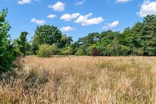 Op een gegeerde locatie in Tessenderlo-Ham bevindt zich deze ruime bouwgrond van 1070 m², geschikt voor een open bebouwing. De ligging combineert rust en natuur met een vlotte bereikbaarheid – een zeldzame troef. De grond is gelegen op wandelafstand van het gerenommeerde Millennium Golfdomein en het natuurgebied rond de Paalse Plas, wat garant staat voor een uitzonderlijke woonomgeving. De residentiële en kindvriendelijke buurt biedt een aangename leefomgeving waar privacy, groen en ontspanning centraal staan. Daarnaast geniet u van een uitstekende locatie dankzij de nabijheid van belangrijke invalswegen. Winkels, scholen en openbaar vervoer bevinden zich op korte afstand, wat het perceel ook functioneel bijzonder aantrekkelijk maakt.<br /><br />Deze bouwgrond biedt tal van stedenbouwkundige mogelijkheden. De render geeft een indicatieve weergave van een mogelijke woning volgens de geldende bouwvoorschriften conform de verkaveling.<br /><br />Bouwvoorschriften:<br />- Open bebouwing<br />- Enkel eengezinswoning (met inbegrip van zorgwoning toegelaten)<br />- Functies complementair aan het wonen, zoals kantoorfunctie, vrij beroep, dienstverlening, zijn toegelaten<br />- Bouwdiepte max. 20 m<br />- Bijgebouw is toegelaten<br /><br />Dit is een uitstekende opportuniteit als u op zoek bent naar een bouwgrond voor een open bebouwing te Tessenderlo-Ham. Contacteer ons voor meer informatie op 0474/78.07.73 of neem een kijkje op www.boonstravastgoed.be .<br /><br />Bijzonderheden:<br />- Perceel = 1070 m²<br />- Uitstekende ligging<br />- Bouwgrond voor open bebouwing 