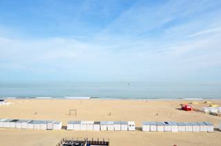 Appartement met frontaal zeezicht te huur op een toplocatie langs de Zeedijk van het Zoute.Indeling:Inkom met gastentoilet. Open, volledig uitgeruste...