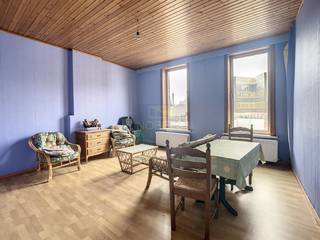 CENTRAAL GELEGEN kantoor met woonst in ZIJSTRAAT van centrum Brakel! De eigendom dient gerenoveerd te worden en biedt een waaier aan potentieel. <br />Momenteel is ze voorzien van een kantoorruimte op het gelijkvloers, achteraan stockageruimte, op het verdiep een duplex appartement bestaande uit 2 slaapkamers, te plaatsen keuken en zolder! <br /><br />Bieden vanaf 115.000,00Euro!<br /><br />Bent u benieuwd naar deze eigendom? Contacteer ons dan snel voor meer informatie of een bezichtiging!<br /><br />Adres: Stationsstraat 15 te Brakel