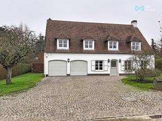 Instapklare villa gelegen in een rustige en gegeerde straat in het prachtige domein van Bouchout. Deze stijlvolle woning verwelkomt u via een...