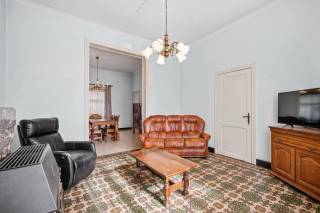 Deze charmante woning uit 1935 biedt een perfecte basis voor wie houdt van renovatie en maatwerk. Met een bewoonbare oppervlakte van 108 m² en drie ruime slaapkamers is er volop ruimte om een woning te creëren die volledig aansluit bij uw eigen smaak en wensen. De woning vraagt om vernieuwing, waardoor u deze geheel naar uw stijl kunt inrichten.<br /><br />Op het ruime perceel van 1.186 m² bevindt zich een grote tuin waar u na de renovatie een prachtige buitenruimte kunt maken, perfect om te ontspannen of te tuinieren. Verder biedt het pand meerdere parkeermogelijkheden en zijn er diverse koterijen die ideaal zijn als opslagruimte of om creatieve projecten te realiseren.<br /><br />Met veel potentieel en extra ruimtes kunt u hier een unieke woonplek van maken. Dankzij de ruimte en mogelijkheden is dit een ideale woning voor wie durft te dromen en er iets moois van wil maken, volledig naar eigen ontwerp en smaak.
