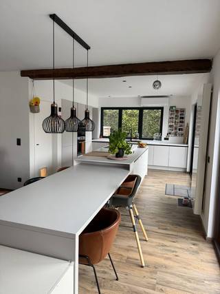 Woning met loods/werkplaats op KMO-zone — Tongeren<br /><br />Unieke opportuniteit voor wie wonen en werken wil combineren. Deze eigendom, gelegen in een KMO-zone te Tongeren, bestaat uit een woning met ruime loods/werkplaats en biedt tal van mogelijkheden voor zelfstandige activiteiten of stockage.<br /><br />De woning (bouwjaar 1985) werd gedeeltelijk gerenoveerd in 2023 (badkamer, keuken en living) en omvat een inkomhal, lichtrijke leefruimte, ingerichte keuken, drie slaapkamers, dressing, badkamer en apart toilet. De zolder biedt nog uitbreidingsmogelijkheden en de woning is volledig onderkelderd.<br /><br />Achteraan bevindt zich een loods/werkplaats van ca. 12 m x 25 m (± 300 m²). Het geheel ligt op een perceel van 20 are met een zuidgerichte tuin en ruime parkeermogelijkheden.<br /><br />Belangrijkste kenmerken:<br /><br />3 slaapkamers<br /><br />Dressing<br /><br />Badkamer en apart toilet<br /><br />Volledig onderkelderd<br /><br />Zolder met afwerkingsmogelijkheden<br /><br />Loods/werkplaats ± 300 m²<br /><br />Zuidgerichte tuin<br /><br />Ruime parkeergelegenheid<br /><br />Technische info:<br /><br />Bouwjaar: 1985<br /><br />Renovaties: 2023 (badkamer, keuken, living)<br /><br />EPC-label: D<br /><br />Verwarming: mazout<br /><br />Zonnepanelen: ± 3500 W<br /><br />Perceeloppervlakte: 20 are<br /><br />Ligging: KMO-zone<br /><br />Interesse? Neem contact op voor meer informatie of een bezoek ter plaatse.