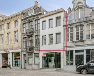Ontdek deze prachtige duplex met een hoogwaardige afwerking, ideaal gelegen in het bruisende centrum van Mechelen. Dit stijlvolle appartement combineert ruimte, comfort en een uitstekende ligging op wandelafstand van winkels, restaurants, openbaar vervoer,...<br /><br />Het appartement beschikt over een lichtrijke en ruime woonkamer, een volledig geïnstalleerde keuken, 2 volwaardige slaapkamers<br />een aparte bureau, ideaal als thuiswerkplek of hobbyruimte, een badkamer met inloopdouche en dubbele lavabo, bergruimte, apart toilet en een gezellig terras.<br /><br />Troeven:
<ul>
<li>Duplex met luxe afwerking </li>
<li>Toplocatie in het centrum van Mechelen</li>
<li>Bewoonbare oppervlakte: 143 m²</li>
</ul>
<br />Er zijn geen extra gemeenschappelijke kosten. Vrij vanaf 01.09.26<br /><br />Interesse? Neem gerust contact op voor meer informatie via michael@immovos.be of 0494 03 06 40 om een bezoek in te plannen.