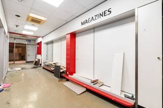 Dit karaktervolle pand bevindt zich in de Sint-Amandstraat te Gent, op wandelafstand van het Sint-Pietersplein en het historische centrum. Dankzij deze levendige ligging is het uitermate geschikt voor een commerciële activiteit, kantoorruimtes of een vrij beroep. Ook een combinatie van wonen en werken is hier perfect mogelijk.<br /><br />Alle voorzieningen liggen in de onmiddellijke omgeving en de bereikbaarheid is uitstekend, zowel met de fiets, de wagen als het openbaar vervoer.<br /><br />Het gelijkvloers doet momenteel dienst als handelsruimte en omvat een gemeenschappelijke inkomhal met toegang tot de commerciële ruimte, een douchekamer en de kelder. Aansluitend bevindt zich de keuken met toegang tot een kleine zolderruimte.<br /><br />De eerste en tweede verdieping hebben een gelijkaardige indeling, telkens met een nachthal die uitgeeft op twee kamers.<br /><br />De renovatiemogelijkheden werden reeds onderzocht en uitgewerkt in duidelijke plannen door een architect. Een grote meerwaarde is de mogelijkheid om twee extra bouwlagen te realiseren, wat bijkomend potentieel biedt, bijvoorbeeld voor een dakterras.<br /><br />Interesse in dit pand met tal van mogelijkheden op een centrale ligging? Neem gerust contact op met Brent of Jamiro via brent@immofrancois.be of jamiro@immofrancois.be voor meer informatie of een bezoekmoment.<br /><br />