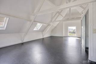 Ontdek deze karaktervolle woning met atelier/garage gelegen in Waregem met vlotte verbinding naar Waregem centrum en de E17.INDELING VAN DE WONING...