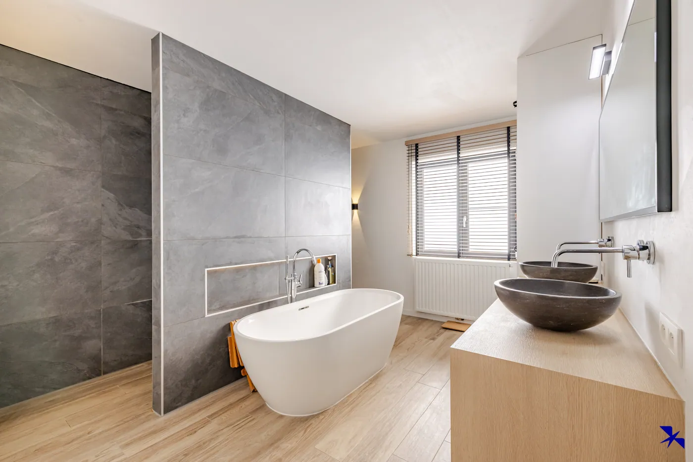 Ruime en stijlvol gerenoveerde duplex - foto 5