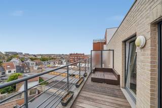 Op de vijfde verdieping van een verzorgde residentie langs de Torhoutsesteenweg bevindt zich dit instapklare en bijzonder lichtrijke appartement. Dankzij de grote raampartijen geniet de leefruimte van een aangename natuurlijke lichtinval en een open uitzicht aan de voorzijde richting de kust van Oostende.<br /><br />De ruime woonkamer sluit aan op een praktische, afzonderlijke keuken met handige berging, ideaal voor extra opslag en wasvoorzieningen. Verder beschikt het appartement over twee volwaardige slaapkamers, een nette badkamer met bad-douchecombinatie en een apart toilet.<br /><br />Achteraan geniet u van een verrassend panoramisch uitzicht over een laagbouw residentiële wijk van Oostende, waarbij verschillende bekende herkenningspunten van de stad zichtbaar zijn. Het zonnige terras vormt de ideale plek om in alle rust van dit unieke vergezicht te genieten.<br /><br />De centrale ligging biedt een vlotte verbinding naar het stadscentrum, winkels, openbaar vervoer en de invalswegen, waardoor dit appartement zowel geschikt is als eigen woonst, tweede verblijf of investering.<br /><br />Bent u op zoek naar een betaalbaar appartement met twee slaapkamers, veel lichtinval, een ruimtelijk gevoel en mooie vergezichten? Dan is dit appartement absoluut een bezoek waard. Neem vandaag nog contact op voor meer informatie of een bezichtiging.