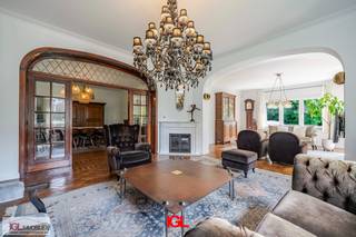 Immo Groot Leeuw stelt met fierheid dit prachtig herenhuis verhuld in een oase van groen voor. Verscholen in een verkeersluwe straat tussen velden...