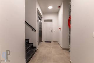 Breng een bezoek aan dit ruime en in tip top staat verkerende luxe appartement, groot zonneterras, privé parkeerplaats en fietsenberging...