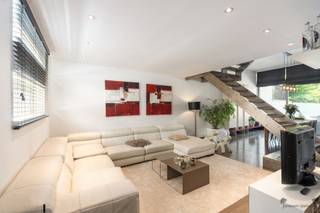 <p><span> </span></p><p><span>Architectenwoning met zwembad, 285 m² bewoonbare oppervlakte en 3 garages op rustige toplocatie in het centrum van Diest</span></p><p><span> </span></p><p><span>Op een rustige en gegeerde locatie, vlak bij scholen, winkels, het station, de ziekenhuis site en belangrijke invalswegen, bevindt zich deze uitzonderlijke architectenwoning met een bewoonbare oppervlakte van maar liefst </span><span>285 m²</span><span>. De woning combineert een doordachte indeling met hoogwaardige afwerking en een overvloed aan natuurlijk licht dankzij de grote raampartijen.</span></p><p><span> </span></p><p><span>Bij het betreden van de woning komt u terecht in een ruime inkomhal met een praktische vestiaire en een apart gastentoilet. De keuken ligt in het hart van de woning en is voorzien van alle hedendaagse comfort. Aansluitend bevindt zich een wasplaats met handige berging. De ruime leefruimte baadt in het daglicht en biedt een aangenaam zicht op de tuin, waardoor binnen en buiten naadloos in elkaar overvloeien.</span></p><p><span> </span></p><p><span>Op de eerste verdieping bevindt zich de royale master bedroom met een aparte dressing en een stijlvolle, kwalitatief afgewerkte badkamer. Daarnaast is er een ruime overloop die momenteel praktisch is ingericht als bureauruimte, ideaal voor thuiswerk of een studeerhoek.</span></p><p><span> </span></p><p><span>De tweede verdieping beschikt over twee volwaardige slaapkamers, elk voorzien van een eigen inloopdouche en wastafel. Daarnaast is er een mezzanine die eenvoudig kan worden afgesloten, waardoor er een vierde én vijfde slaapkamer beschikbaar zijn. Op deze verdieping geniet u bovendien van een aangenaam dakterras.</span></p><p><span> </span></p><p><span>Ook buiten heeft deze woning heel wat te bieden. De zonnige, perfect georiënteerde tuin met verwarmd zwembad garandeert maximale privacy en vormt de ideale plek om in alle rust te ontspannen. Achteraan het perceel bevinden zich drie afzonderlijke garages en een parkeerplaats, elk voorzien van een automatische sectionaalpoort.</span></p><p><span> </span></p><p><span>Extra troeven:</span></p><ul><li><span>Architectenwoning met 285 m² bewoonbare oppervlakte;</span></li><li><span>Rustige ligging nabij alle voorzieningen;</span></li><li><span>Volledig onderkelderd dat kan dienen als werkruimte;</span></li><li><span>Verwarmd zwembad;</span></li><li><span>Drie garages en een extra parkeerplaats </span></li><li><span>Gunstig EPC;</span></li><li><span>Asbestveilig;</span></li><li><span>Elektrische installatie conform de huidige regelgeving.</span></li></ul><p><span> </span></p><p><span>Bent u op zoek naar een ruime, instapklare gezinswoning met een hoogwaardige afwerking, veel lichtinval en alle hedendaagse comfort op een uitstekende locatie in Diest? Dan is deze unieke eigendom absoluut een bezoek waard.</span></p><p><span> </span></p>
