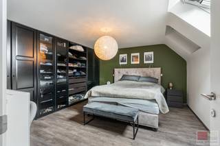 Instapklare energiezuinige woning met een woonopp. van 140m², voorzien van een leefruimte met open keuken, berging, terras, 3 ruime slaapkamers, badkamer en een ruime ondergrondse garage van maar liefst 58m².<br /><br />De woning is gelegen in Residentie De Veldhoeve en kenmerkt zich door de rustige ligging in het dorp Veldwezelt. <br />Er zijn vlotte verbindingen met de autostrade en Maastricht is bereikbaar binnen 10 autominuten. Dagdagelijkse voorzieningen zoals o.a. supermarkten, scholen zijn vlakbij.<br /><br />Bezichtig deze woning ook digitaal en 'loop' zelf door de woning. Kijk daarvoor op onze website of via: <br />my.matterport.com/show/?m=RKLVntZmoAB<br /><br />INDELING<br /><br />Gelijkvloers:<br /><br />- De inkomhal met natuurstenen vloer beschikt over een gastentoilet en fonteintje;<br />- De leefruimte met parkettegel staat in verbinding met de moderne open keuken. De keuken is voorzien van een afwasmachine, combi-oven, frigo, inductie kookplaat, dampkap, spoelbak en softclose keukenkasten;<br />- Het ZW-gericht terras (circa 24 m²) is te bereiken via de schuifpui in de keuken en is aangelegd met klinkers, verschillende beplantingen en een gedeelte kunstgras;<br />- De praktische berging heeft een wasmachineaansluiting en biedt toegang tot de garage in de kelderverdieping;<br />- 3 dubbele beglazing aanwezig.<br />  <br />1e verdieping: <br /><br />- Nachthal met 3 slaapkamers ( circa 14 m² + 14 m² + 19 m²), badkamer en technische ruimte/berging;<br />- De ruime derde slaapkamer (circa 19m²) heeft 2 Veluxramen met verduisterende gordijnen;<br />- De badkamer is voorzien van een toilet, ligbad, inloopdouche met regendouche, dubbele lavabo en verwarmde spiegel met verlichting;<br />- De technische ruimte beschikt over een wasmachineaansluiting, D-ventilatiesysteem (Vent-Axia) en C.V.-installatie (De-Dietrich).<br /><br />Zolder:<br />- Ruime zolderverdieping, wordt momenteel gebruikt als extra opbergruimte. Kan mits het plaatsen van een vaste trap ook nog dienen als extra slaapkamer.<br /><br />Kelder / Garage:<br />- Zeer ruime garage van 58 m² met elektrische poort, ideaal voor het stallen van 2 auto's of gedeeltelijk/geheel als hobbyruimte te gebruiken;<br />- Gemeenschappelijke kelderberging voor fietsen en containers;<br />- Gemeenschappelijke regenwaterput, aangesloten op de toiletten en buitenkraan;<br />- Tevens is er een gemeenschappelijke tuin aan de achterzijde van het gebouw en is de parkeerkelder bereikbaar via een elektrische poort.<br /><br />Gemeenschappelijke maandelijkse kosten bedragen € 105 per maand.<br /><br />Energieprestatie en binnenklimaat (EPB-EPC)<br />Certificaat beschikbaar: ja<br />EPC certificaatnummer: 73042-G-DBA_2016001290/EP13625/A154/D01/SD001<br />Berekende energiescore : (kWh/m²): E38, A label<br />Het certificaat is geldig tot en met: 13/10/2031<br />Electrische installatie: ja - CONFORM t.e.m. 05/11/2044<br /><br />Informatie stedenbouwkundige voorschriften:<br />Stedenbouwkundige vergunning: ja, vergund.<br />Dagvaarding uitgebracht: niet van toepassing<br />VOORKOOPRECHT OP DIT GOED: neen<br />VERKAVELINGSVERGUNNING: niet van toepassing<br />WATERGEVOELIG OPENRUIMTEGEBIED: neen<br /><br />Overstromingsgevoelige gebieden: <br />Perceelscore of P-score : D<br />Gebouwenscore of G-score: B<br />Ligging in Signaalgebied: neen<br />Ligging in afgebakende oeverzone of afgebakend overstromingsgebied: neen<br /><br />A:geen overstroming gemodelleerd B: kleine kans op overstromingen onder klimaatverandering C: kleine kans op overstromingen D: middelgrote kans op overstromingen<br /><br />Beschermd erfgoed<br />GEINVENTARISEERD ERFGOED: neen<br />BESCHERMD ONROEREND ERFGOED: neen