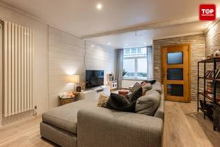 <p>Deze instapklare woning in het centrum van Wetteren combineert ruimte, comfort en een bijzonder sterke ligging. <br /><br />Met een gunstige EPC-score B woon je hier energiezuinig en toekomstgericht. <br /><br />De woning bevindt zich op wandelafstand van het centrum, met winkels, scholen en alle dagelijkse voorzieningen vlakbij. Ook het station is vlot bereikbaar, wat deze locatie extra interessant maakt voor pendelaars.</p>
<p>Binnenin geniet je van een aangename indeling met drie volwaardige slaapkamers en een verzorgde afwerking. <br /><br />Daarnaast werd het dak recent vernieuwd, inclusief de kapel, die extra ruimte biedt.</p>
<p>De woning is bovendien volledig onderkelderd. <br /><br />Buiten vinden we een ruim terras met een nieuwe overkapping.</p>
<p>Een ideale woning voor wie op zoek is naar een instapklare gezinswoning met extra ruimte en een topligging in Wetteren.<br /><br />Bel Top Vastgoed voor een bezoek op 0475 700 700</p>