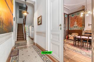 Ontdek dit karaktervolle te renoveren herenhuis (bouwjaar 1850), gelegen op een perceel van 186 m² met een bewoonbare oppervlakte van ca. 288 m². <br /><br />Bij het betreden van de woning komt u terecht in een royale inkomhal die meteen de toon zet. Aansluitend bevindt zich een ruime leefruimte met een kachel op steenkool, hoge plafonds van maar liefst 3m78, wat zorgt voor een uitzonderlijk gevoel van ruimte en licht. De keuken geeft rechtstreeks toegang tot een aangename, zuid gerichte buitenkoer, ideaal om in alle rust te genieten.<br /><br />Op de eerste verdieping bevinden zich twee volwaardige kamers, waarvan één beschikt over een terras en een ensuite badkamer, terwijl de andere kamer voorzien is van een balkon. De tweede verdieping biedt nog twee ruime kamers, aangevuld met een dressing of bureauruimte. Op de derde verdieping, tevens de zolderverdieping, vindt u een polyvalente ruimte en een bijkomende bureauruimte, perfect in te richten volgens uw noden.<br /><br />Daarnaast beschikt de woning over twee tussenverdiepingen met telkens sanitaire voorzieningen, waaronder twee toiletten en een douchekamer.<br /><br />Divers: Nieuw dak en verwarmingstoestel (aardgas) sinds 2021, enkele beglazing in houten raamprofiel, elektriciteit niet conform, planché, vinyl en tegelvloeren, kelder +wijnkelder aanwezig.<br /><br />Dit pand combineert authentieke charme met indrukwekkende volumes en biedt tal van mogelijkheden voor wie op zoek is naar een ruim woonproject met karakter. Contacteer snel Davy Vermander voor een afspraak.<br /><br />