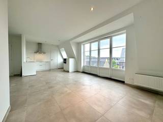 INDIEN U EEN BEZOEK WENST IN TE PLANNEN GELIEVE EEN BEZOEK AAN TE VRAGEN VIA WWW.HILLEWAERE.BE VIA DE RODE KNOP<br /><br />Dit 1-slaapkamer appartement ligt op de 2de verdieping in een kleinschalig complex in het centrum van Oud-Turnhout. Rustig gelegen doch op wandelafstand van winkels en openbaar vervoer.<br /><br />Indeling:<br />Ruime en lichte woonkamer met toegang naar het zuid terras. De open keuken is volledig ingericht met een koelkast, keramische kookplaat, combi-oven en vaatwasser. Aansluitend aan de keuken heb je een grote berging/wasplaats. Hier is voorziening voor wasmachine en droogkast. Verder is er nog 1 ruime slaapkamer, voorzien van verduistering. En een badkamer met wastafel, douche en toilet.<br /><br />De huur omvat tevens een ondergrondse staanplaats (nr. 9) en een bijzonder ruime privatieve kelderberging.<br /><br />Bijzonderheden:<br />- Onmiddellijk beschikbaar<br />- Servicekosten: 65 € per maand<br />- Goede locatie